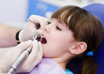 جرم‌ گیری دندان کودکان در منطقه ۱۰